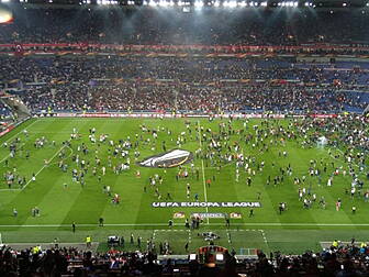 Crowd trouble delays Lyon vs B...